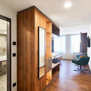 Zimmer mit Kingsize-Bett